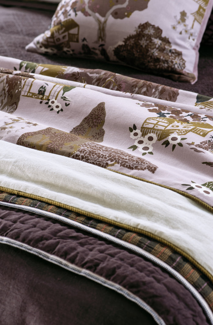 Yuttari Quartz Throw