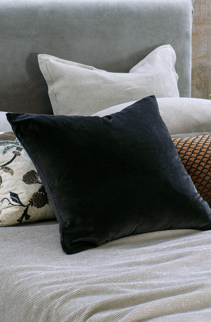 Petalo Black Comforter